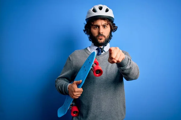 Bonito Homem Patinador Com Barba Usando Capacete Segurança Segurando Patins — Fotografia de Stock