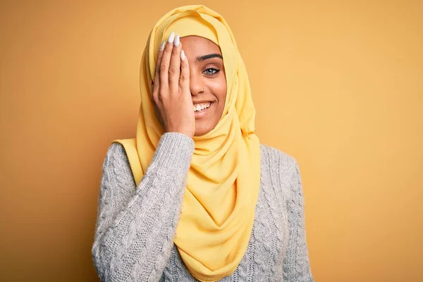 Молода Африканська Дівчинка Одягнена Муслім Хіджаб Через Ізольоване Жовте Тло — стокове фото