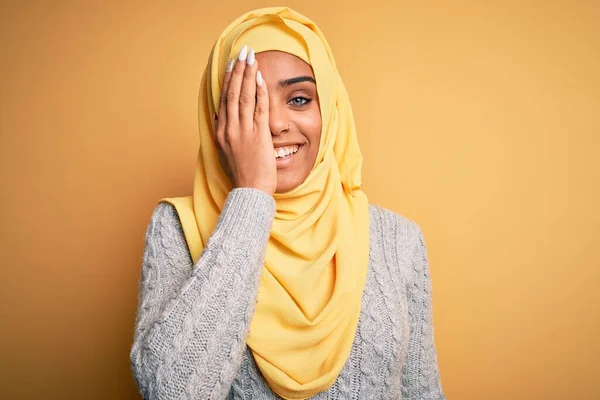 Jovem Menina Americana Africana Bonita Vestindo Hijab Muçulmano Sobre Fundo — Fotografia de Stock