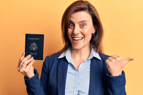 Νεαρή Όμορφη Γυναίκα Που Κατέχει Διαβατήριο Των Ηνωμένων Πολιτειών Δείχνοντας — Φωτογραφία Αρχείου
