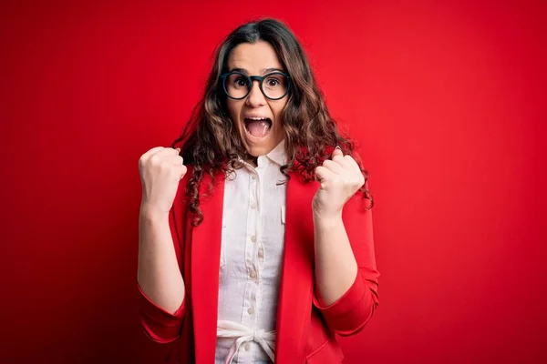 Giovane Bella Donna Con Capelli Ricci Indossa Giacca Occhiali Sfondo — Foto Stock