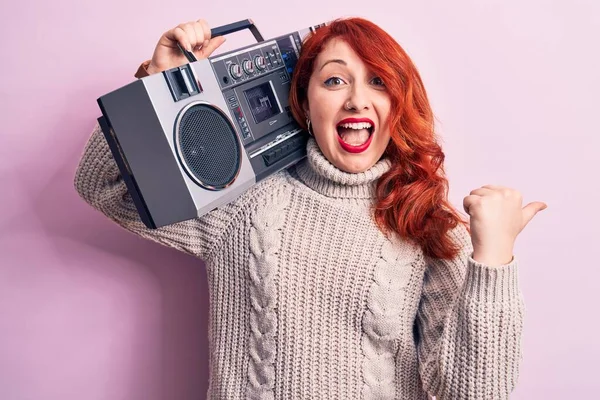 Güzel Kızıl Saçlı Kadın Müzik Dinliyor Pembe Arka Planda Klasik — Stok fotoğraf