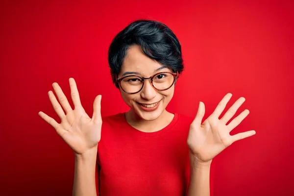 Jovem Bela Ásia Menina Vestindo Casual Shirt Óculos Sobre Isolado — Fotografia de Stock