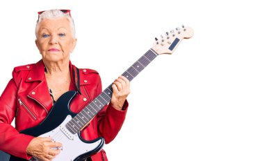 Son sınıf güzeli, mavi gözlü, gri saçlı modern görünümlü, elektro gitar çalan, yüzünde ciddi bir ifadeyle rahatlamış bir kadın. Basit ve doğal bir şekilde kameraya bakıyorsun.. 