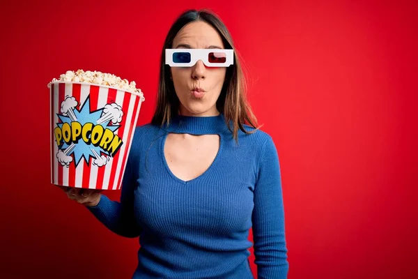 Giovane Donna Bionda Con Occhiali Mangiare Pacchetto Popcorn Guardando Film — Foto Stock