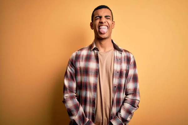 Jovem Homem Afro Americano Bonito Vestindo Camisa Casual Sobre Fundo — Fotografia de Stock