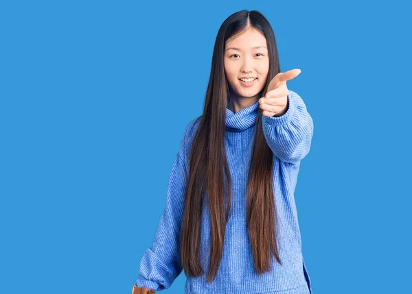 Młoda Piękna Chinka Ubrana Luźny Sweter Turtleneck Uśmiecha Się Przyjazny — Zdjęcie stockowe