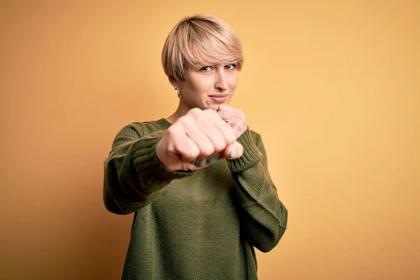 Giovane Donna Bionda Con Capelli Corti Moderni Indossa Maglione Casual — Foto Stock