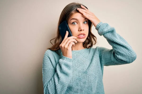 Ung Blond Flicka Som Har Ett Samtal Talar Smartphone Över — Stockfoto