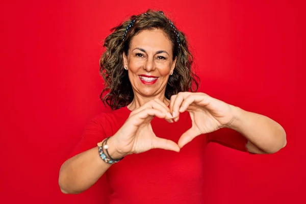 Ältere Brünette Frau Mittleren Alters Lässigem Shirt Das Über Rotem — Stockfoto