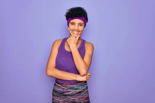 Mulher Afro Americana Africana Bonita Vestindo Sportswear Casual Sobre Fundo — Fotografia de Stock