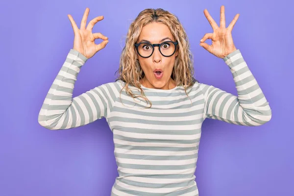 Hermosa Mujer Rubia Con Camiseta Rayas Casuales Gafas Sobre Fondo —  Fotos de Stock