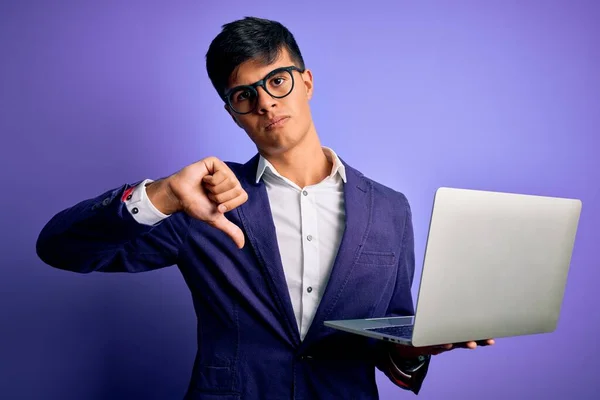 Junger Gutaussehender Geschäftsmann Mit Brille Der Mit Laptop Über Lila — Stockfoto