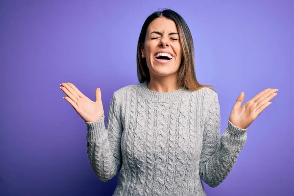 Mujer Hermosa Joven Con Suéter Casual Pie Sobre Fondo Púrpura — Foto de Stock