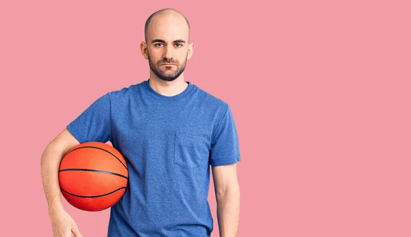 Jovem Homem Bonito Segurando Bola Basquete Pensando Atitude Expressão Sóbria — Fotografia de Stock