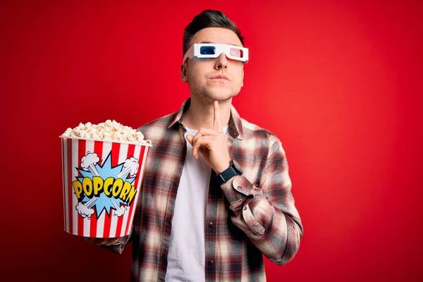 Junger Gutaussehender Kaukasischer Mann Mit Filmbrille Und Popcorn Essen Konzentriert — Stockfoto