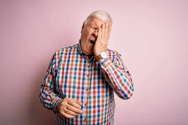 Senior Bonito Hoary Homem Vestindo Camisa Colorida Casual Sobre Fundo — Fotografia de Stock