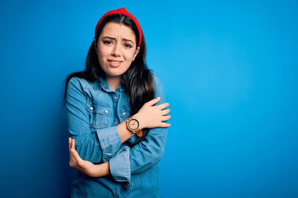 Mujer Morena Joven Con Camisa Vaquera Casual Sobre Fondo Azul — Foto de Stock