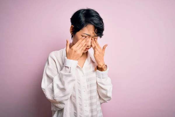 Jovem Bela Menina Asiática Vestindo Camisa Casual Sobre Fundo Rosa — Fotografia de Stock