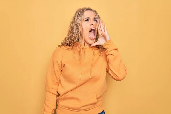 Junge Schöne Blonde Sportliche Frau Lässigem Sweatshirt Vor Gelbem Hintergrund — Stockfoto