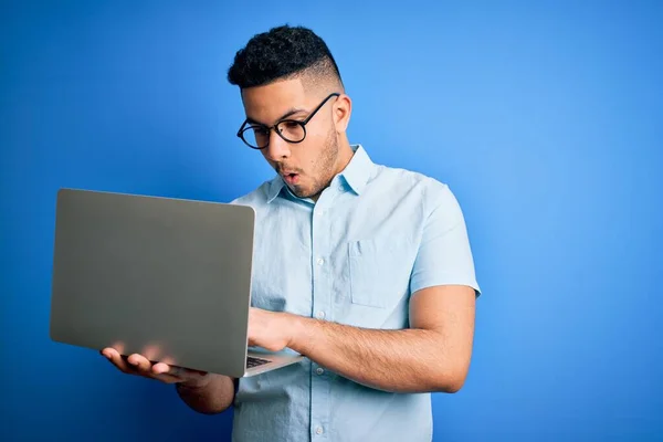 Молодий Красивий Бізнесмен Окулярах Працює Використанням Ноутбука Над Синім Тлом — стокове фото