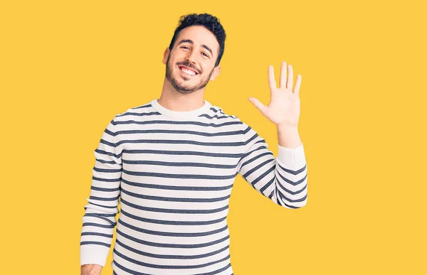 Jovem Hispânico Vestindo Roupas Casuais Renunciando Dizendo Olá Feliz Sorridente — Fotografia de Stock