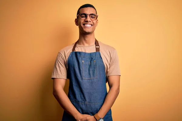 Joven Guapo Comerciante Afroamericano Vestido Delantal Sobre Fondo Amarillo Con —  Fotos de Stock