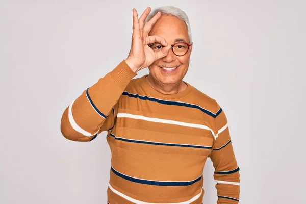 Středního Věku Starší Šedovlasý Pohledný Muž Brýlích Příležitostném Pruhovaném Svetru — Stock fotografie