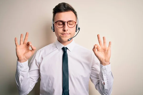 Der Junge Gutaussehende Kaukasische Geschäftsmann Der Beim Kundendienst Ein Call — Stockfoto