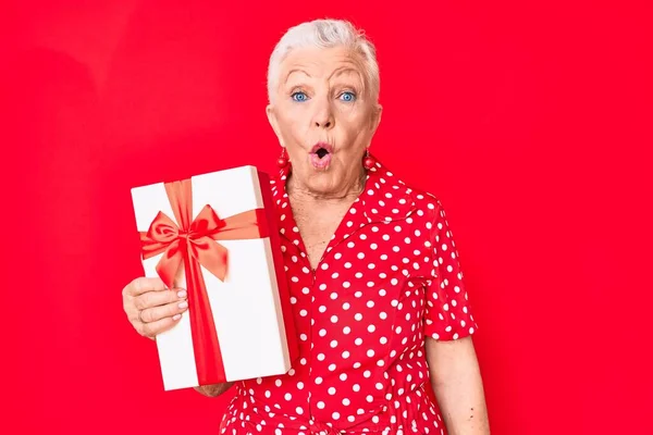 Senior Bela Mulher Com Olhos Azuis Cabelos Grisalhos Segurando Presente — Fotografia de Stock