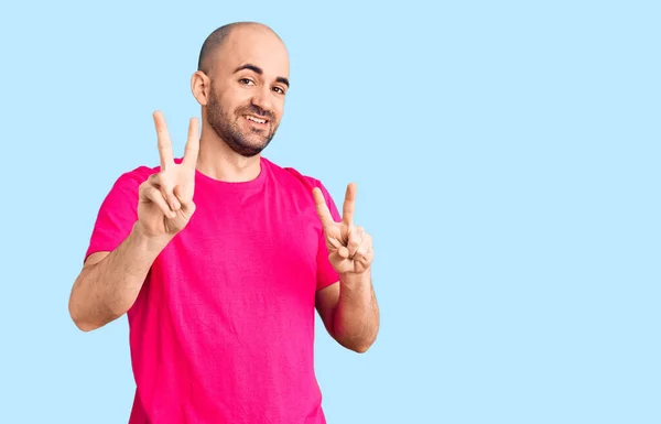 Homem Bonito Jovem Vestindo Camisa Casual Sorrindo Olhando Para Câmera — Fotografia de Stock