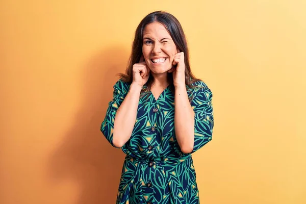 Junge Schöne Brünette Frau Legerem Floralen Kleid Steht Über Gelbem — Stockfoto