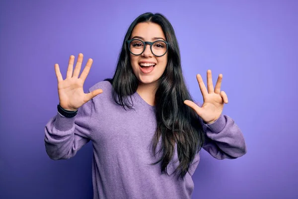 Mujer Morena Joven Con Gafas Sobre Fondo Aislado Púrpura Mostrando —  Fotos de Stock