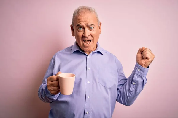 Gut Aussehender Mann Mittleren Alters Trinkt Kaffeebecher Vor Isoliertem Rosa — Stockfoto