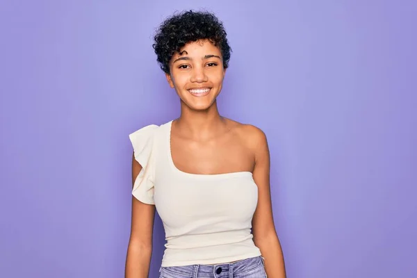 Genç Güzel Afro Amerikan Afro Kadın Mor Arka Planda Rahat — Stok fotoğraf