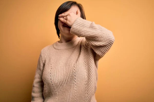 Mujer Con Síndrome Joven Usando Suéter Casual Sobre Fondo Amarillo — Foto de Stock
