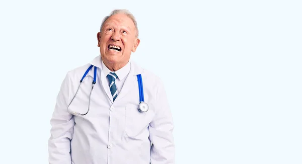 Hombre Pelo Gris Guapo Vistiendo Abrigo Médico Estetoscopio Enojado Loco —  Fotos de Stock