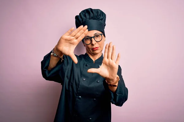 Edad Media Mujer Chef Morena Con Uniforme Cocina Sombrero Sobre —  Fotos de Stock