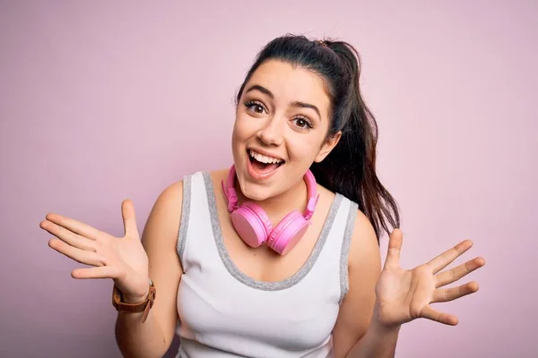 Young Brunette Fitness Woman Wearing Gym Headphones Pink Isolated Background — Stock Photo, Image