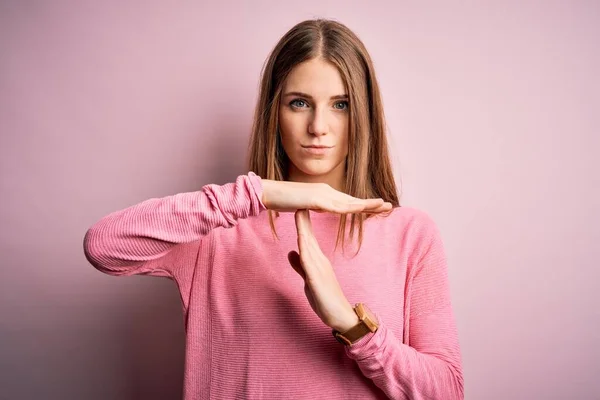 Joven Hermosa Pelirroja Vistiendo Suéter Casual Sobre Fondo Rosa Aislado — Foto de Stock