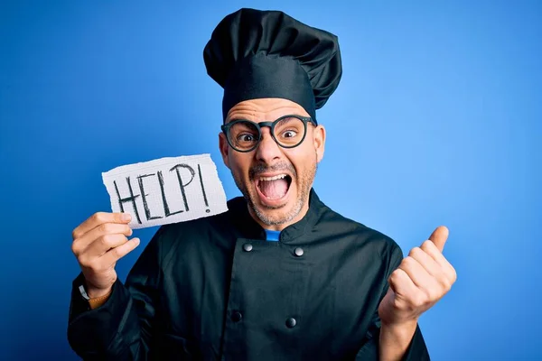 Jovem Chef Bonito Homem Sobrecarregado Vestindo Uniforme Chapéu Segurando Ajuda — Fotografia de Stock