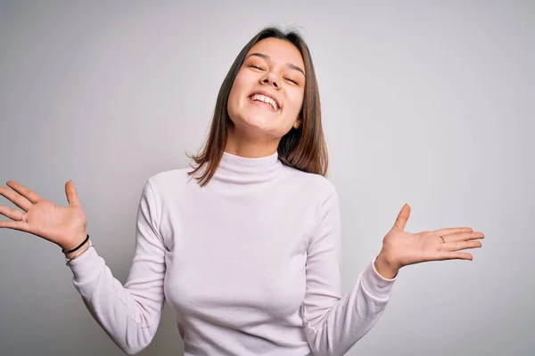 Giovane Bella Ragazza Bruna Indossa Maglione Casual Piedi Sopra Isolato — Foto Stock