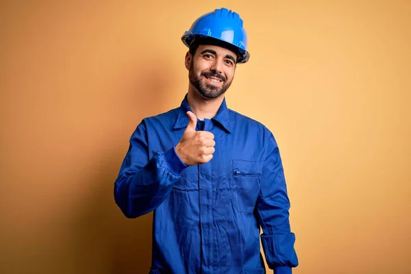 Homem Mecânico Com Barba Vestindo Uniforme Azul Capacete Segurança Sobre — Fotografia de Stock