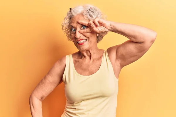 Senior Mujer Pelo Gris Con Ropa Casual Haciendo Símbolo Paz —  Fotos de Stock