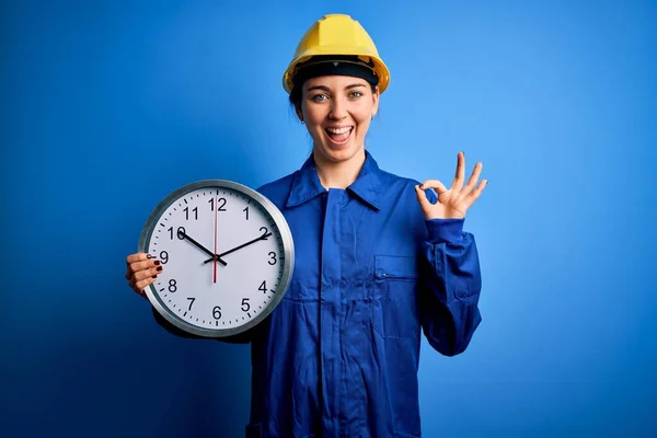 Beautiful Blonde Worker Woman Blue Eyes Wearing Security Helmet Holding — Stock Photo, Image