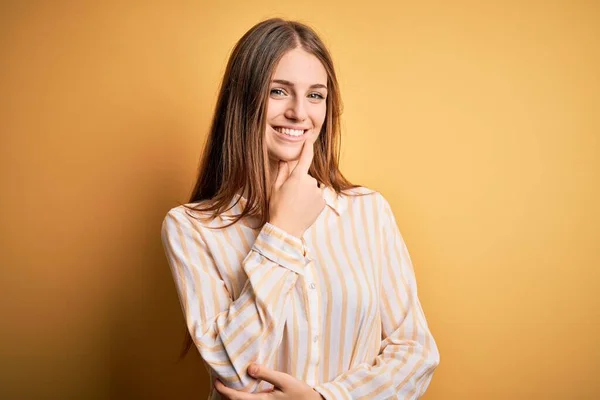 Joven Mujer Pelirroja Hermosa Con Camisa Rayas Casuales Sobre Fondo —  Fotos de Stock