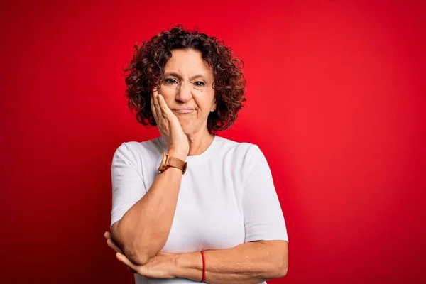 Schöne Frau Mittleren Alters Mit Lockigem Haar Trägt Lässiges Shirt — Stockfoto