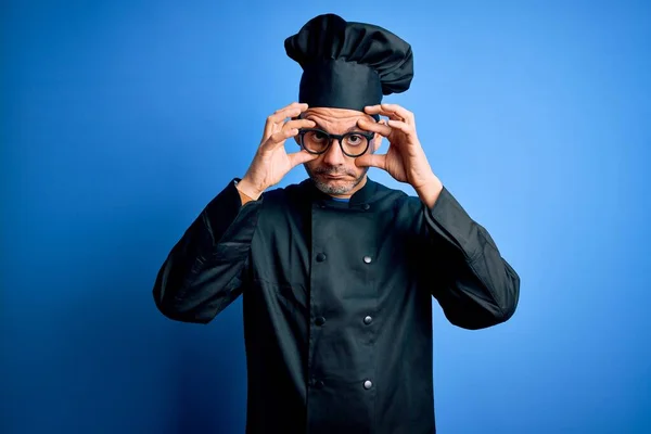 Joven Hombre Guapo Chef Con Uniforme Cocina Sombrero Sobre Fondo —  Fotos de Stock