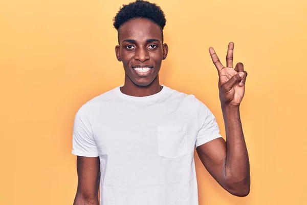Jonge Afro Amerikaanse Man Casual Kleding Glimlachend Naar Camera Kijkend — Stockfoto