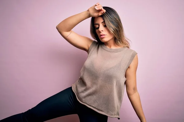 Mujer Hermosa Joven Con Ropa Urbana Moda Modelo Con Estilo —  Fotos de Stock